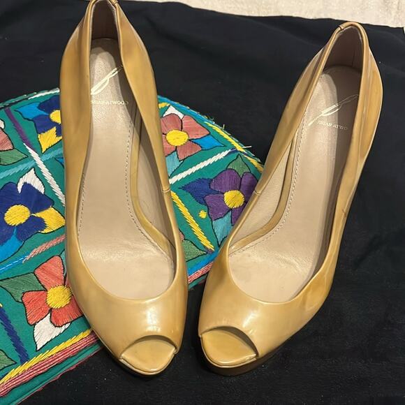 🎉 B Brian Atwood Peep toe beige sexy heels with platform support! - Picture 6 of 6